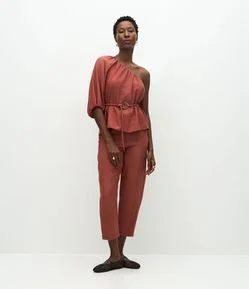 Calça Cenoura Alfaiatada com Costura Frontal