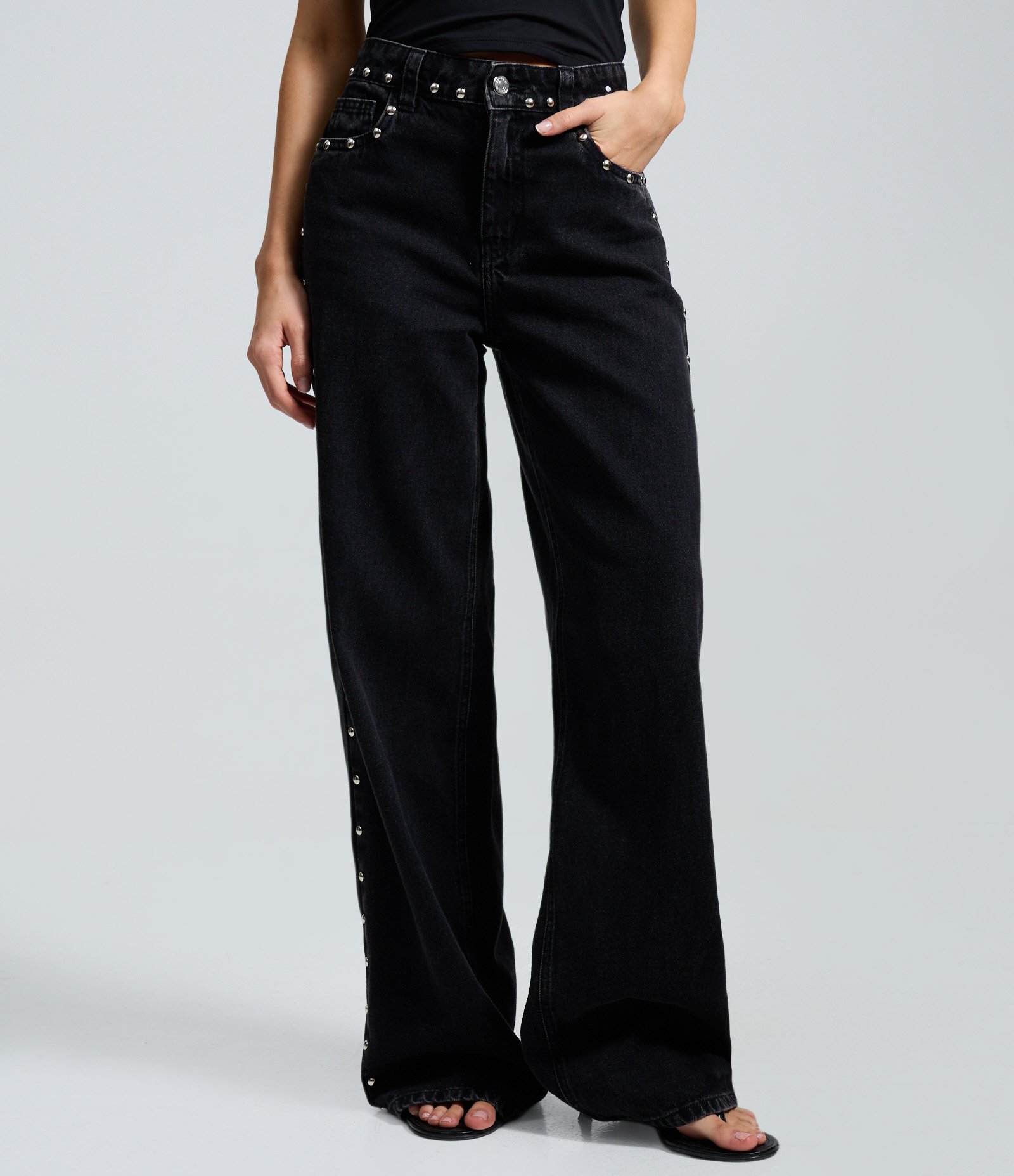 Calça Wide em Jeans com Tachas Laterais e Cintura Média Preto 2
