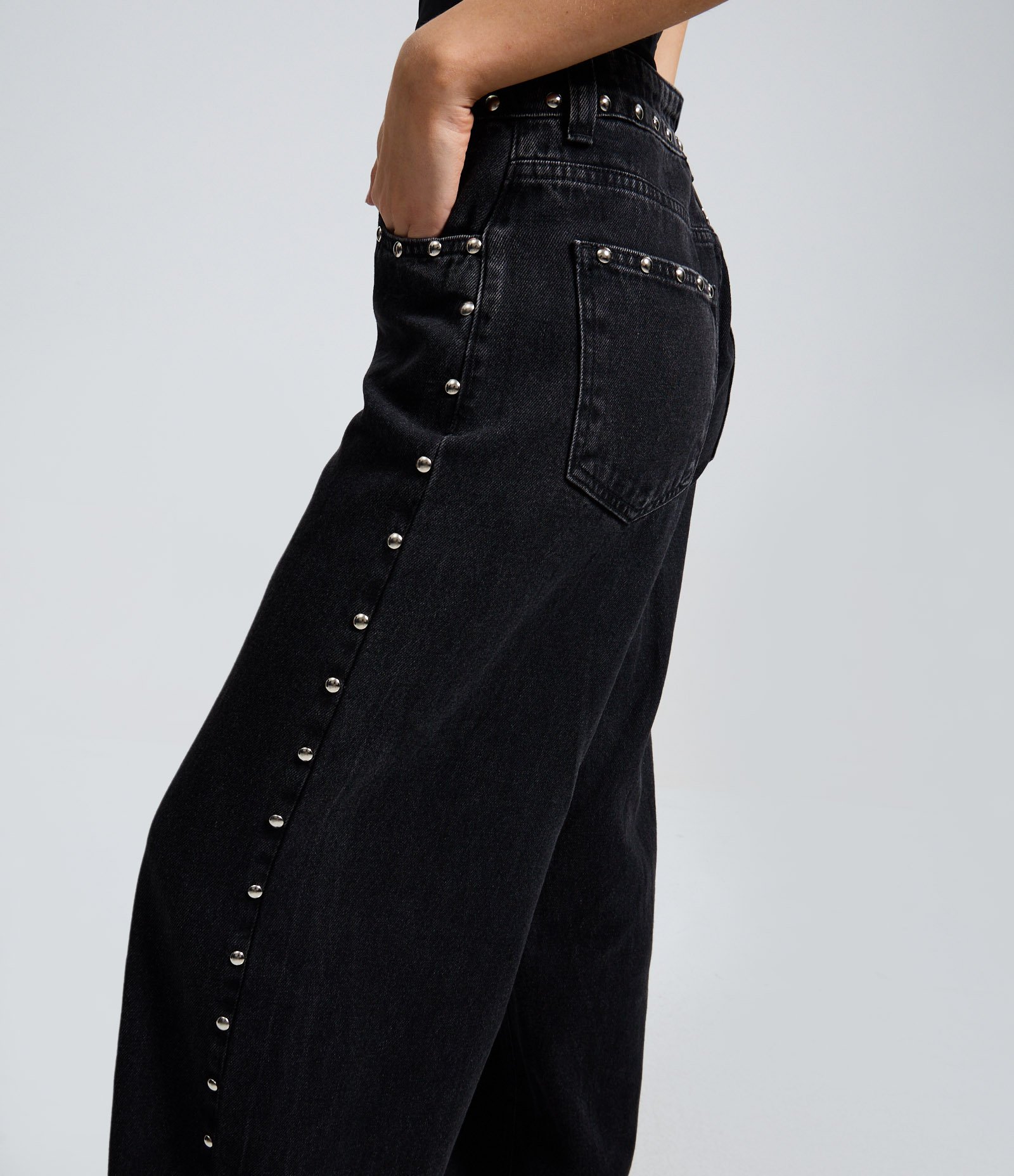 Calça Wide em Jeans com Tachas Laterais e Cintura Média Preto 3
