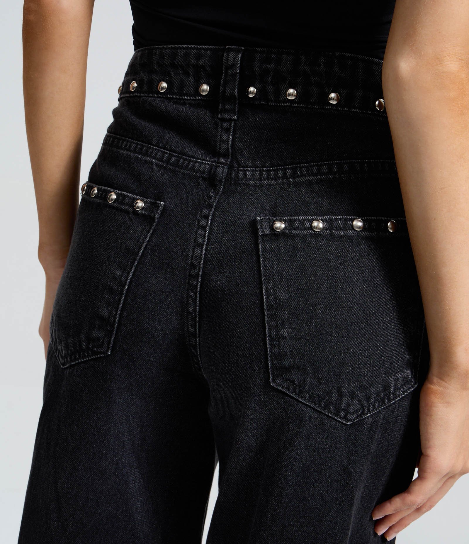 Calça Wide em Jeans com Tachas Laterais e Cintura Média Preto 4
