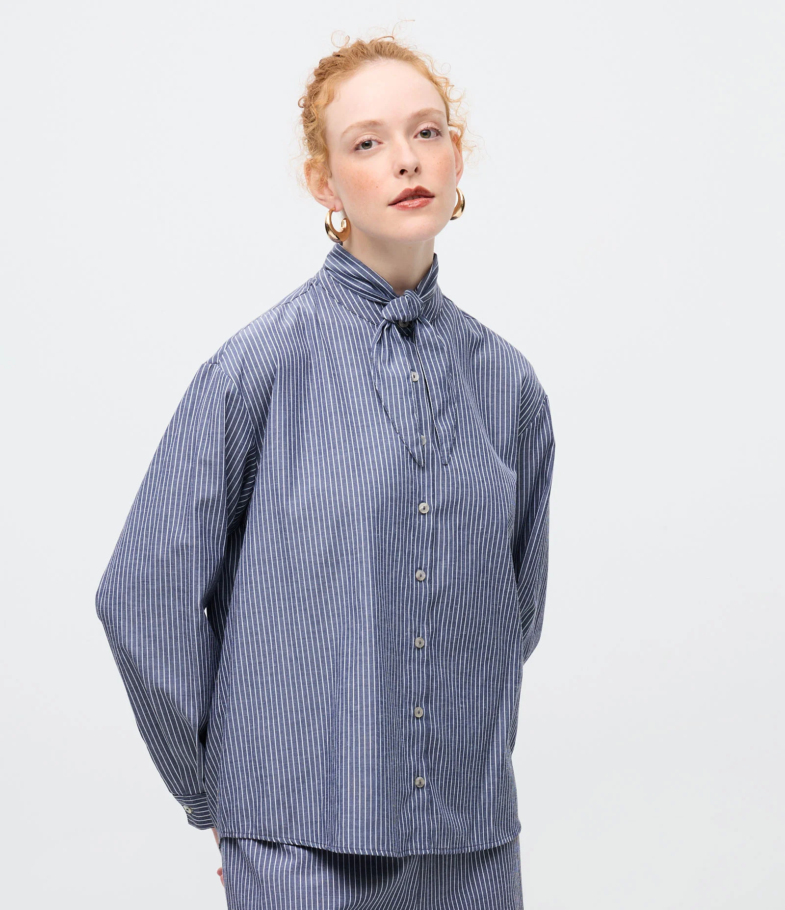 Camisa Regular em Tricoline Listrada com Gola Laço Azul 1