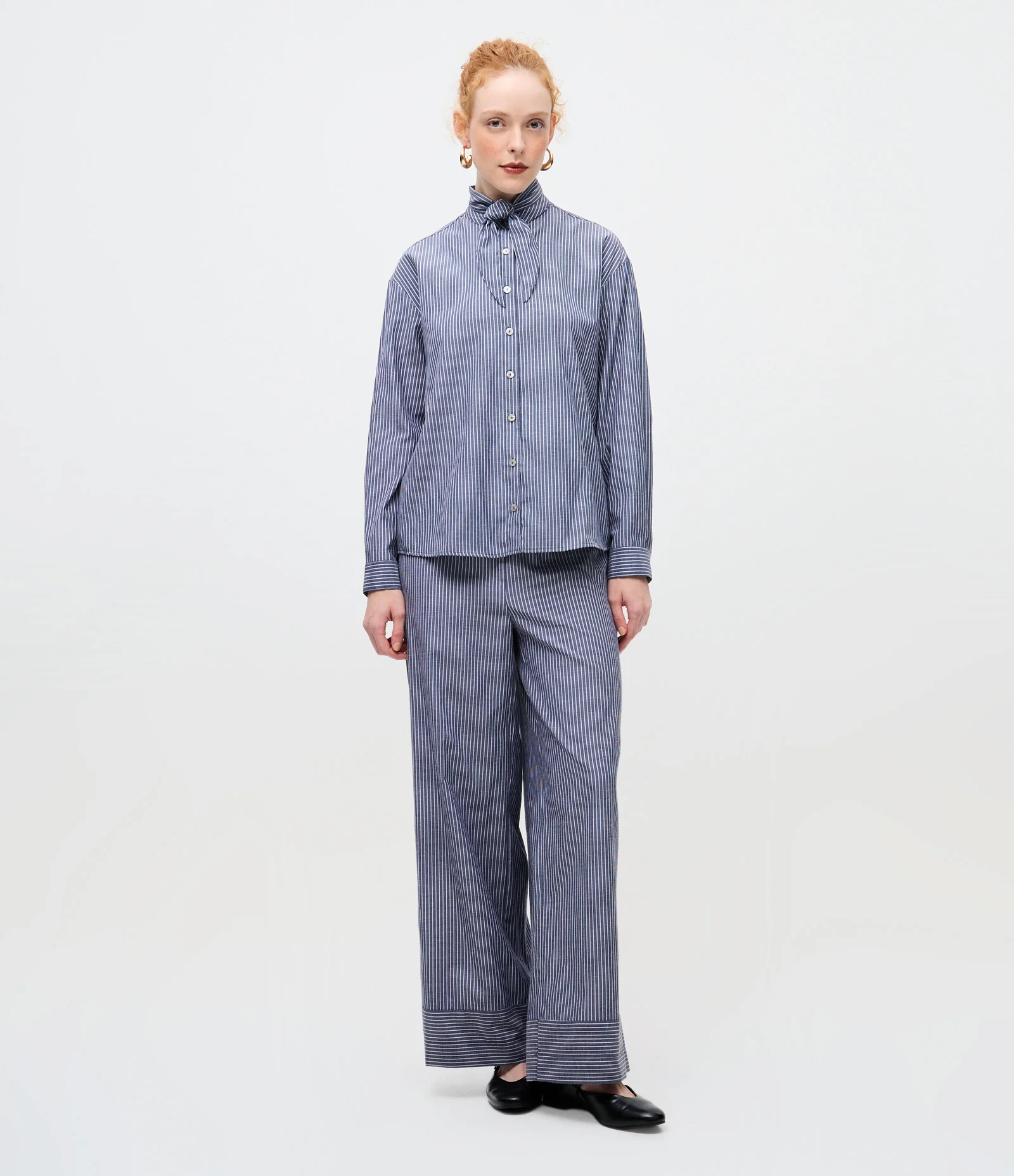 Camisa Regular em Tricoline Listrada com Gola Laço Azul 2