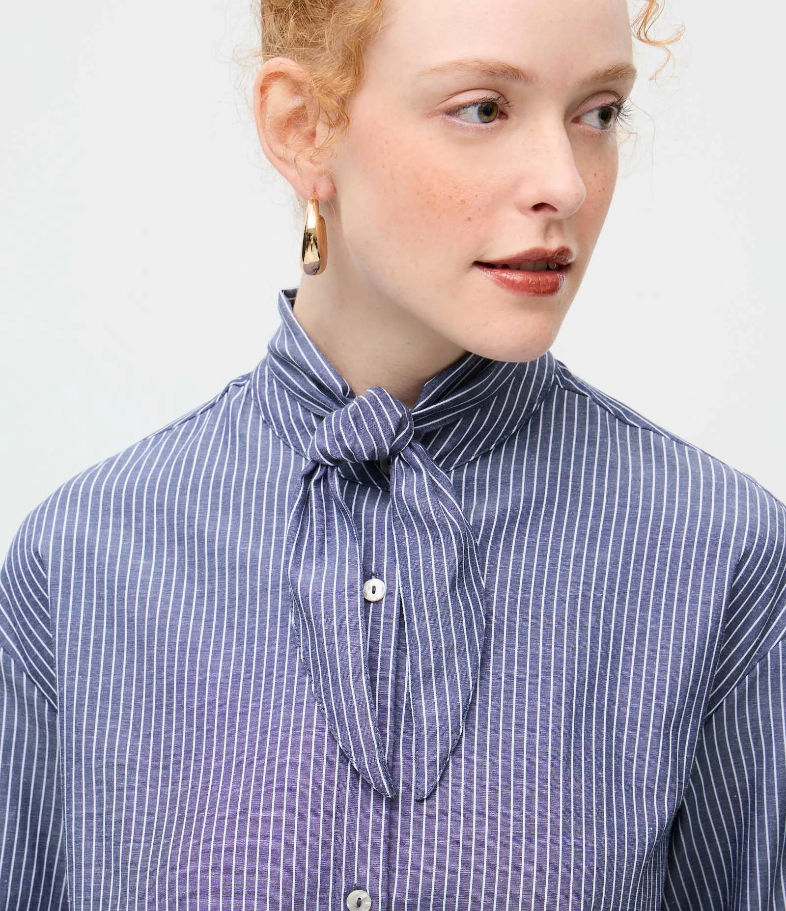 Camisa Regular em Tricoline Listrada com Gola Laço Azul 3