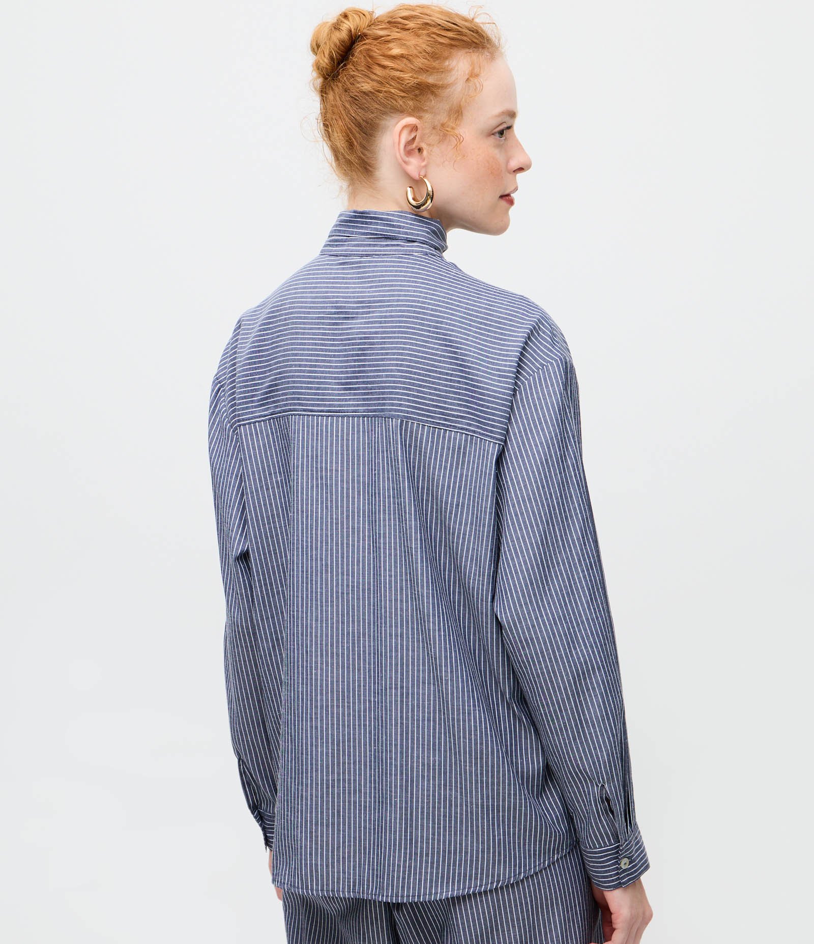 Camisa Regular em Tricoline Listrada com Gola Laço Azul 4