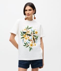 Camiseta em Algodão com Estampa Bordada de Pássaros