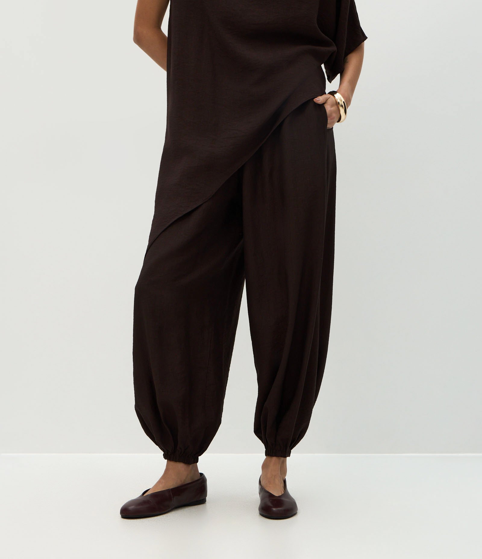 Calça Aladim em Viscose com Cós Elástico Marrom 3