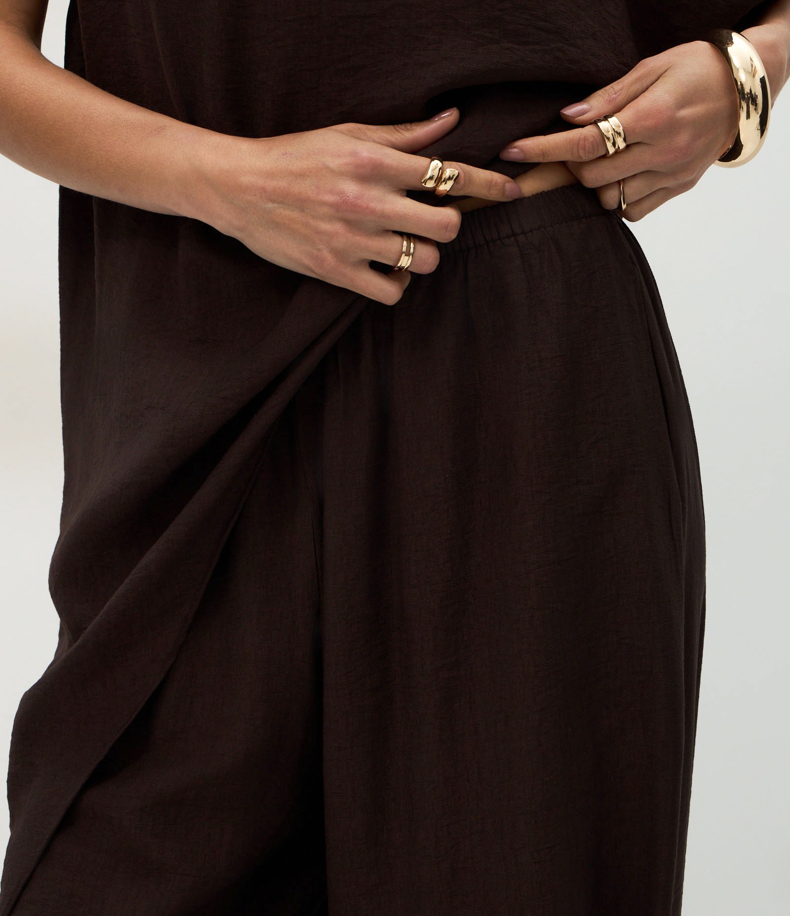 Calça Aladim em Viscose com Cós Elástico Marrom 4
