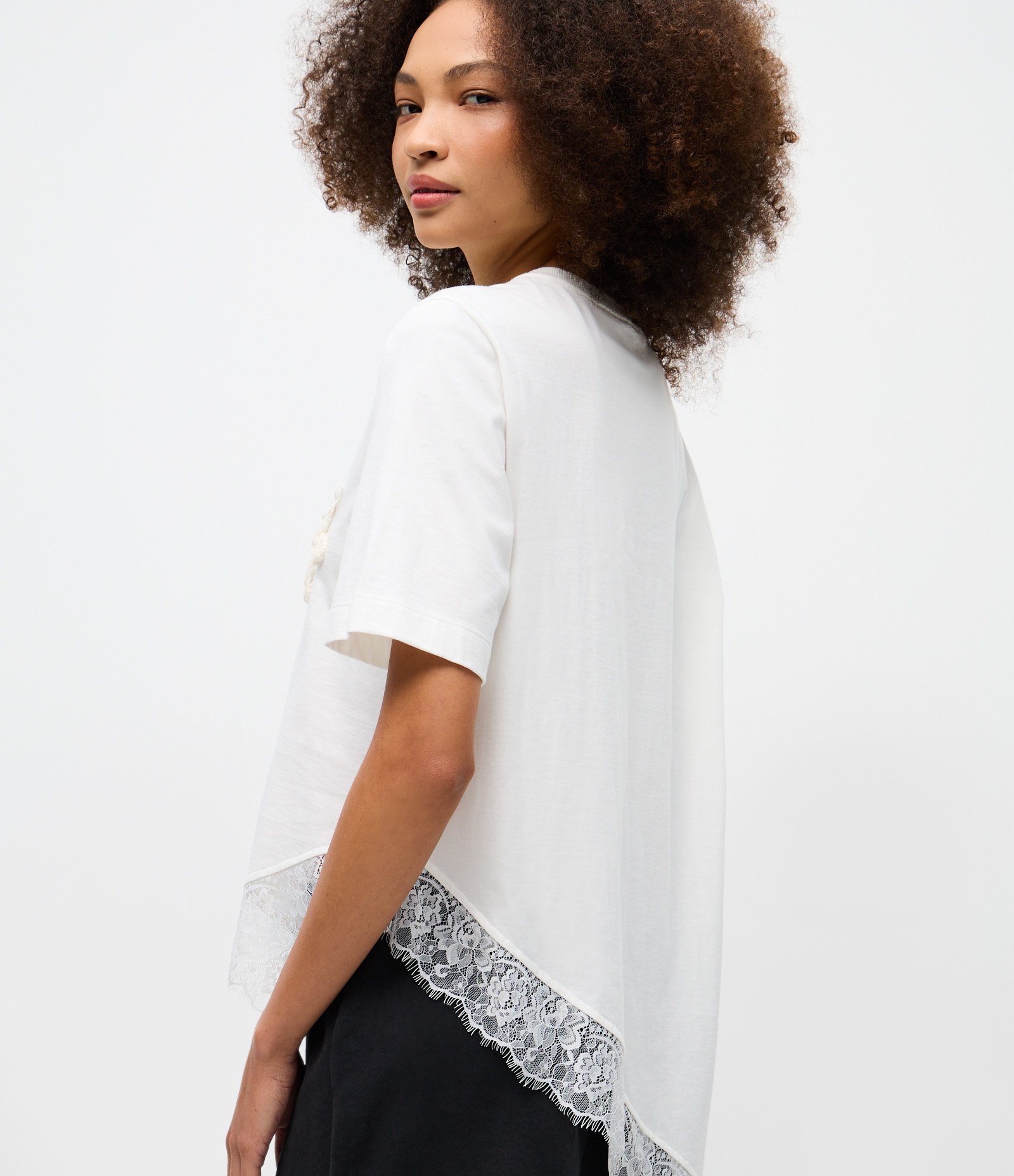Blusa em Algodão com Estampa e Renda na Barra Branco 4