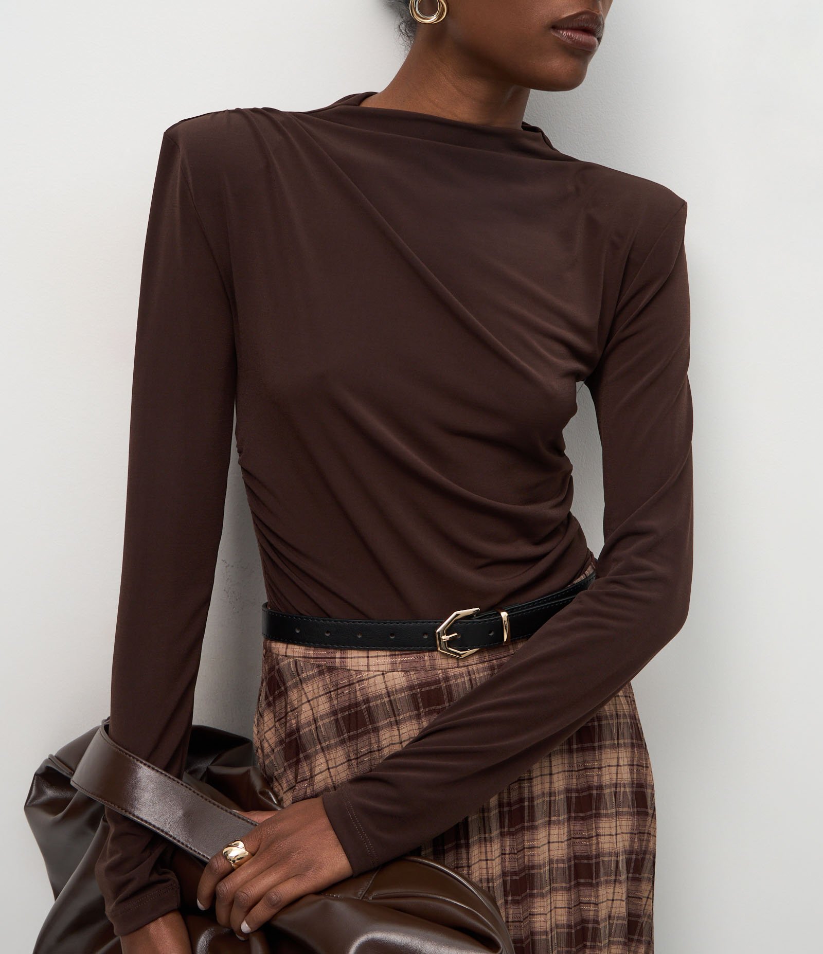 Blusa com Ombreiras e Franzido nas Laterais Marrom 4