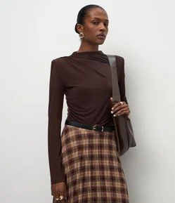 Blusa com Ombreiras e Franzido nas Laterais