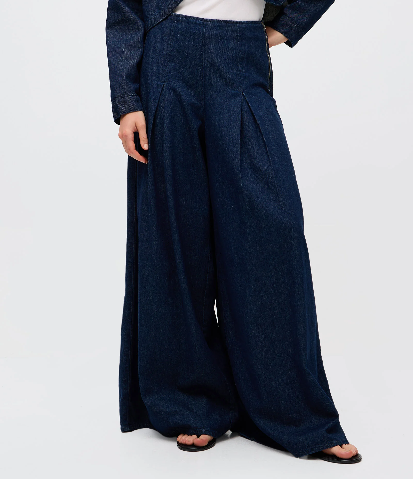 Calça Pantalona em Jeans com Cintura Alta e Pregas Azul Marinho 2