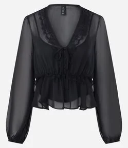 Blusa com Transparência e Aplicação de Renda