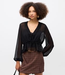 Blusa com Transparência e Aplicação de Renda