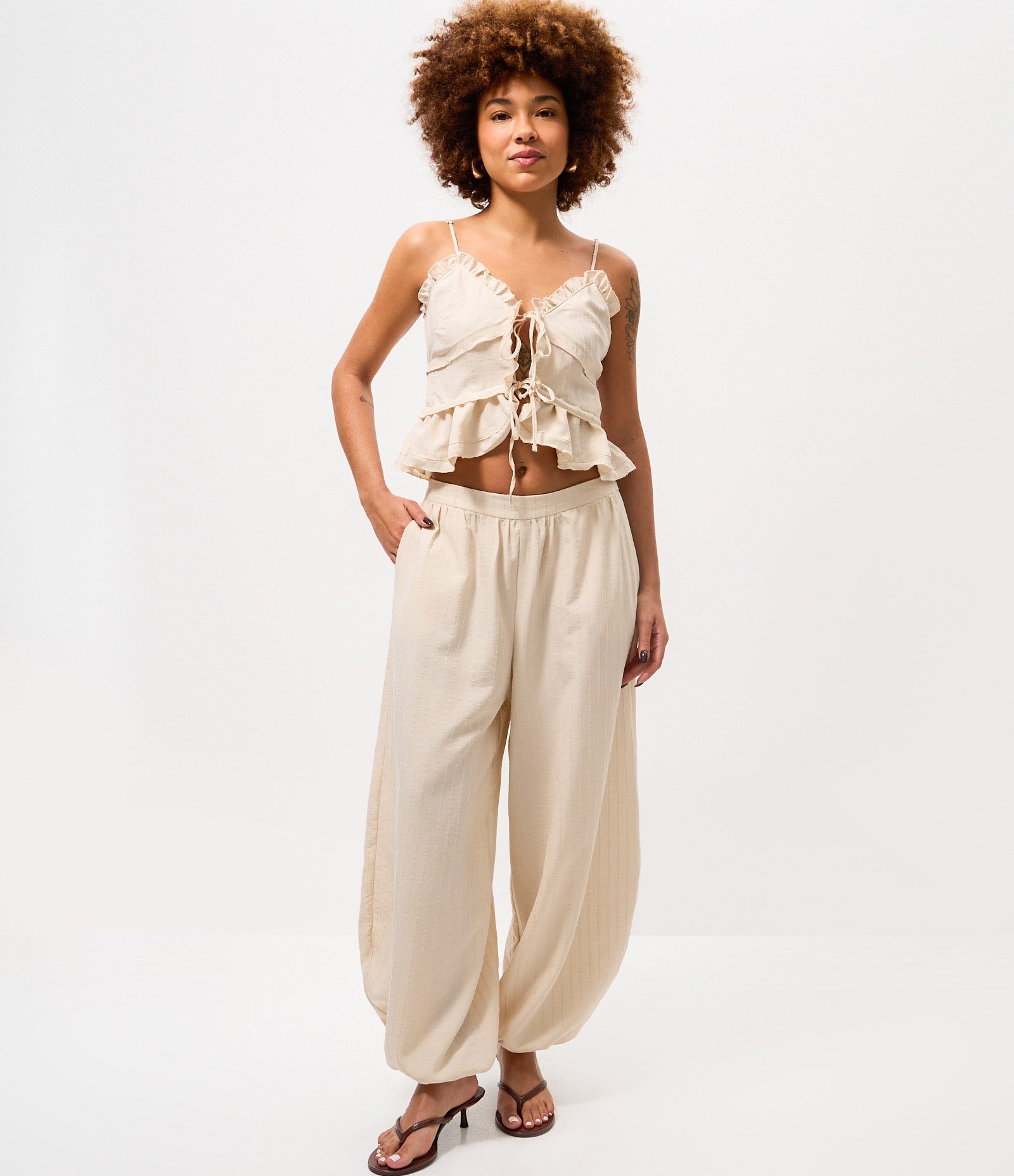 Blusa de Alcinha em Cotton com Amarração Frontal e Babados Off White 2