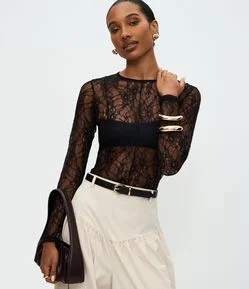Blusa em Renda Delicada com Mangas Longas