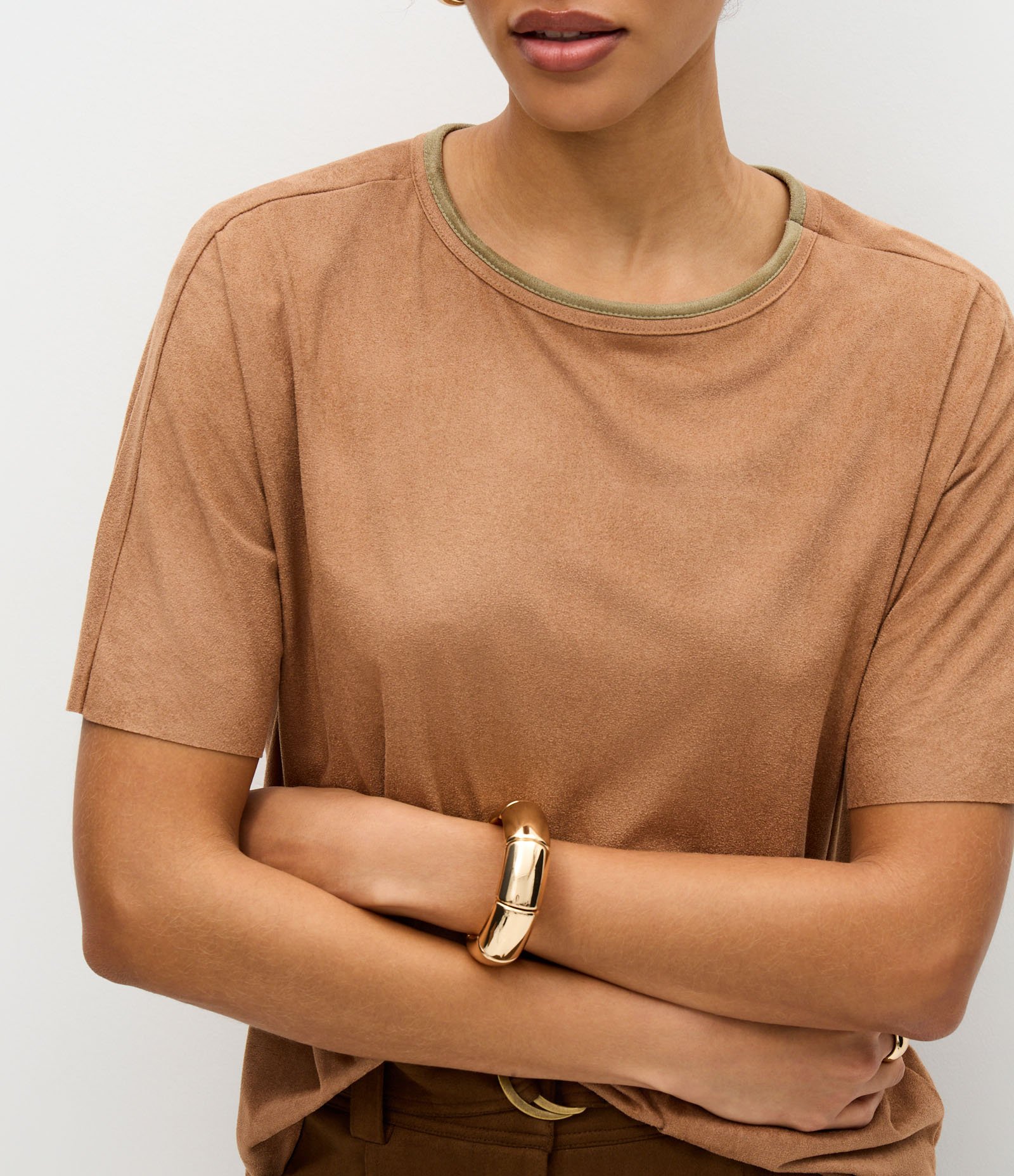 Blusa em Suede com Gola Contrastante Marrom 4