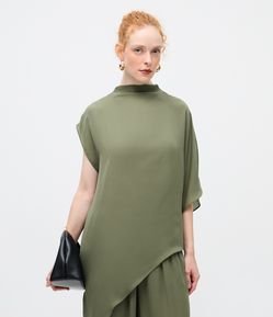 Blusa Fluída em Chiffon com Mangas Diferenciadas e Barra Assimétrica