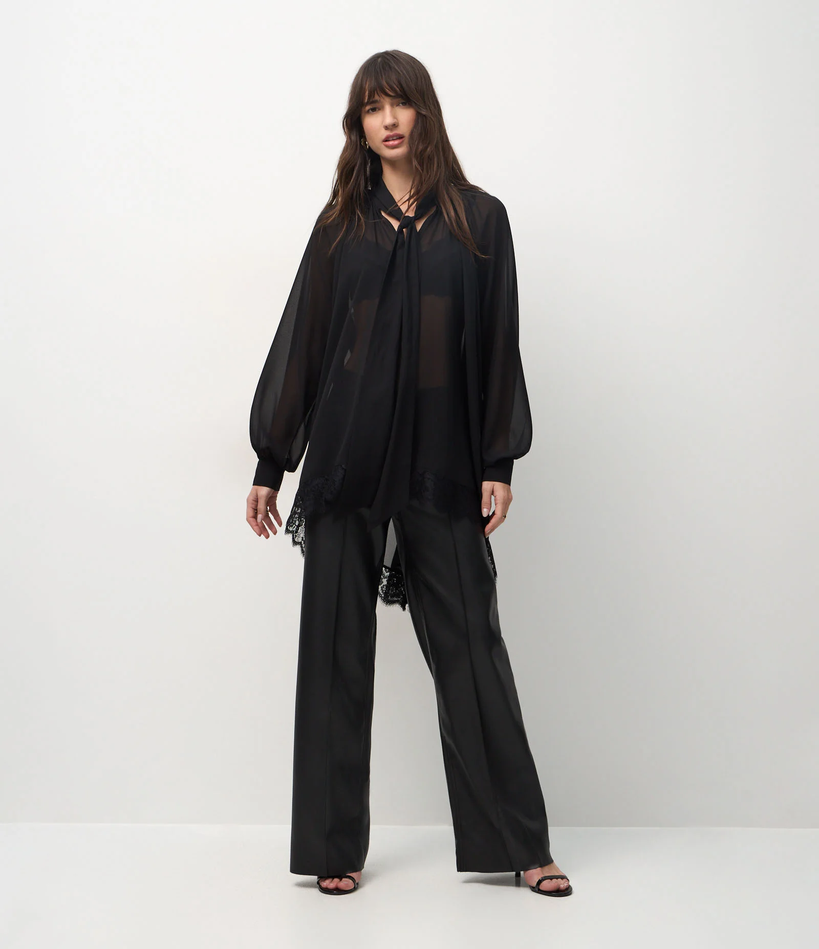 Blusa em Chiffon com Gola Laço e Renda na Barra Preto 1