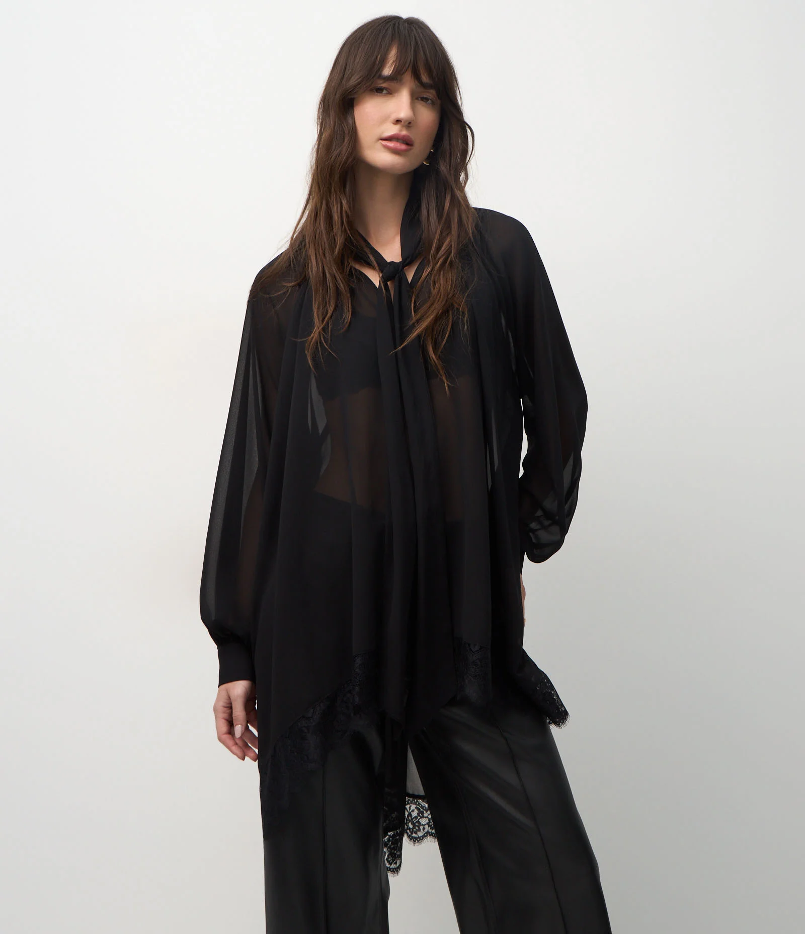 Blusa em Chiffon com Gola Laço e Renda na Barra Preto 2