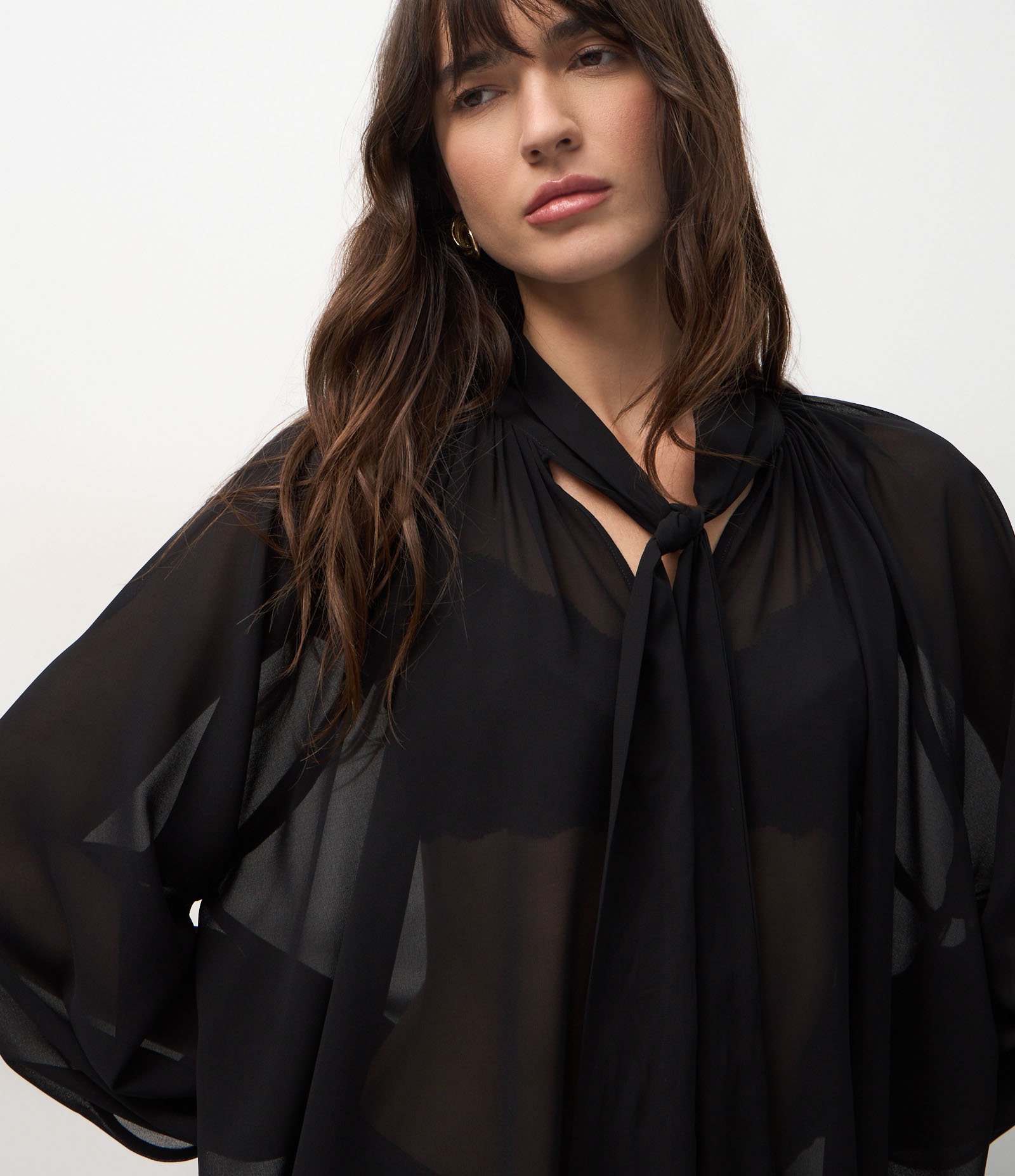 Blusa em Chiffon com Gola Laço e Renda na Barra Preto 3