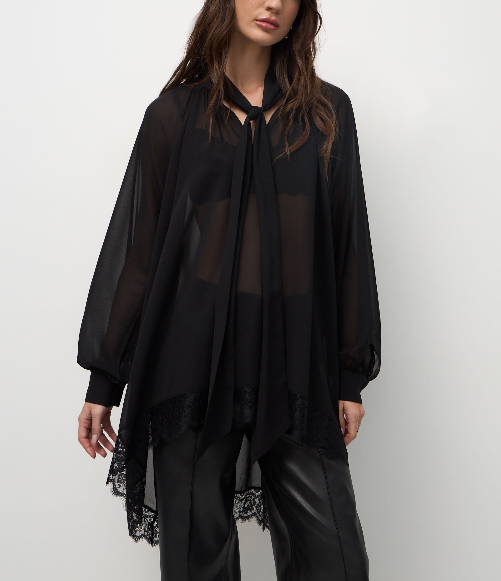 Blusa em Chiffon com Gola Laço e Renda na Barra Preto 4