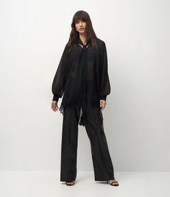 Blusa em Chiffon com Gola Laço e Renda na Barra