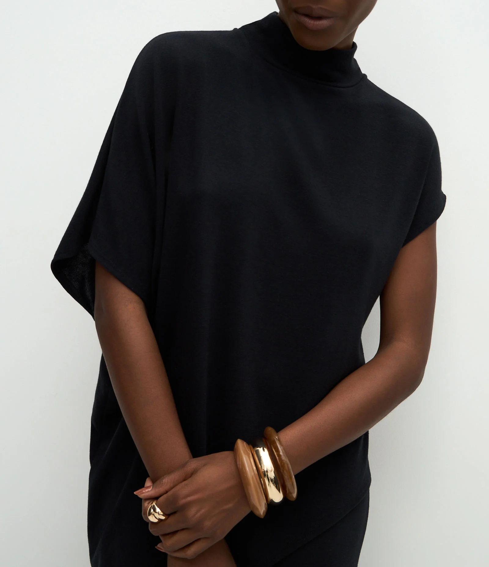 Blusa Assimétrica em Malha com Gola Alta Preto 2