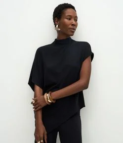 Blusa Assimétrica em Malha com Gola Alta