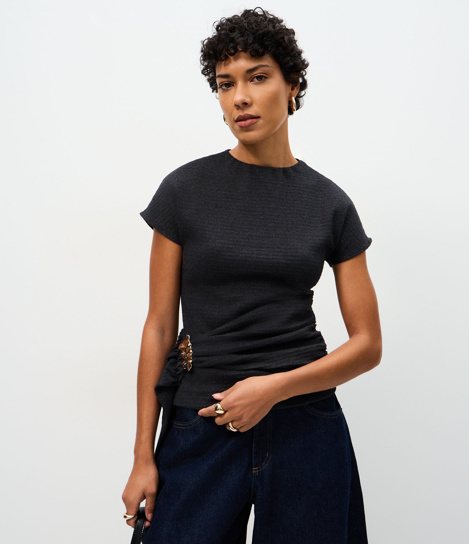 Blusa com Pala Assimétrica e Aviamento Metálico Aplicado Cinza 1