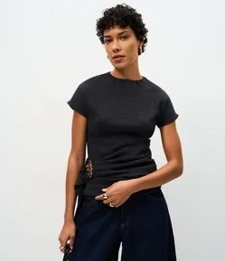Blusa com Pala Assimétrica e Aviamento Metálico Aplicado