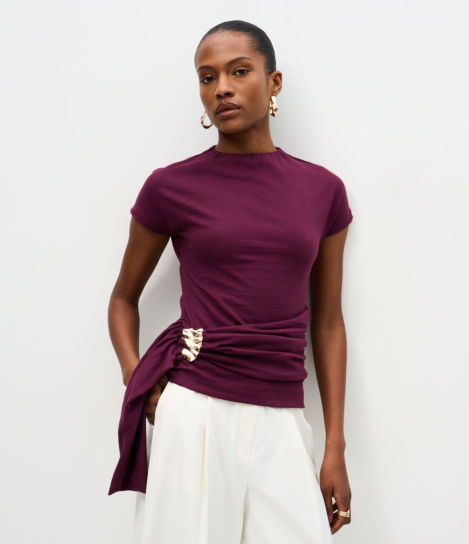 Blusa com Pala Assimétrica e Aviamento Metálico Aplicado Vinho 1