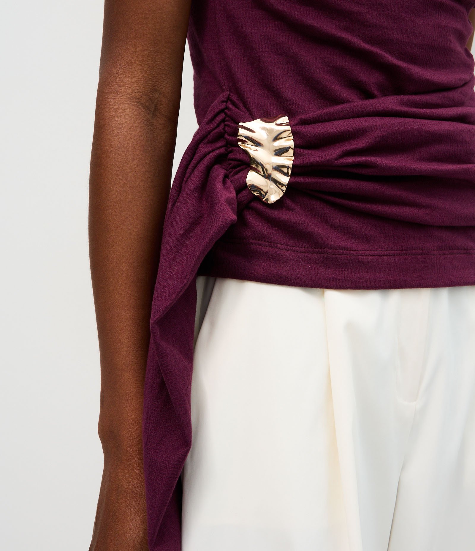 Blusa com Pala Assimétrica e Aviamento Metálico Aplicado Vinho 4