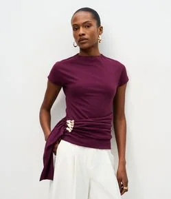 Blusa com Pala Assimétrica e Aviamento Metálico Aplicado