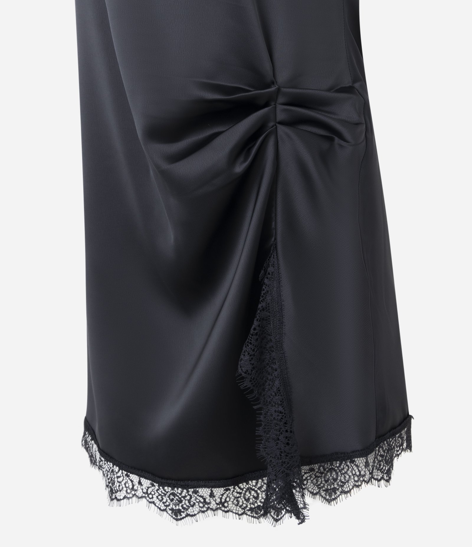 Vestido Curto Acetinado com Gola Halter e Renda na Barra Preto 2