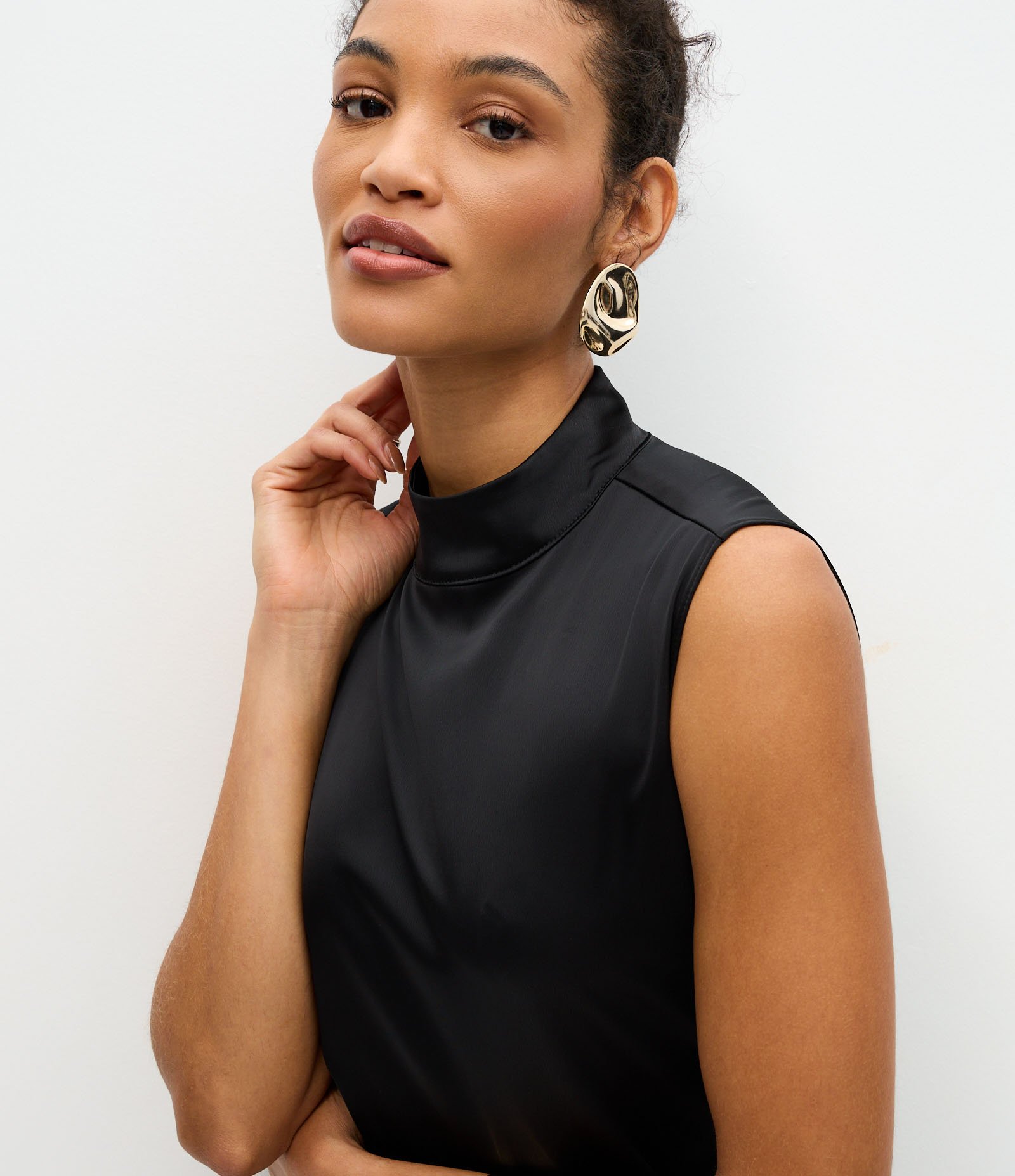 Vestido Curto Acetinado com Gola Halter e Renda na Barra Preto 3