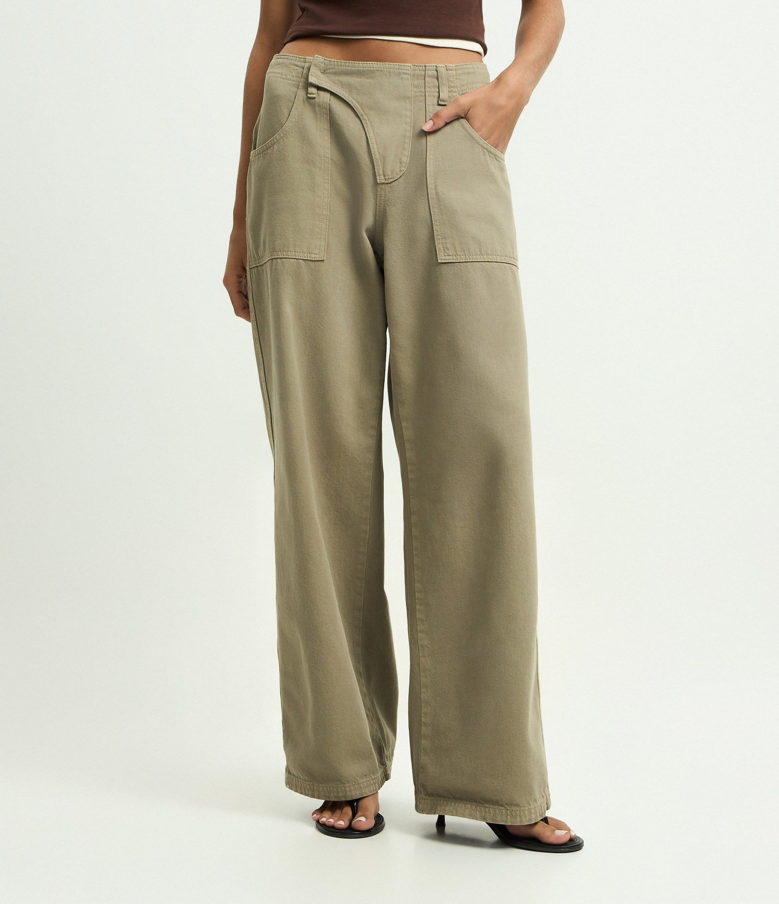 Calça Cargo Reta em Sarja com Cintura Baixa Verde Acinzentado 1