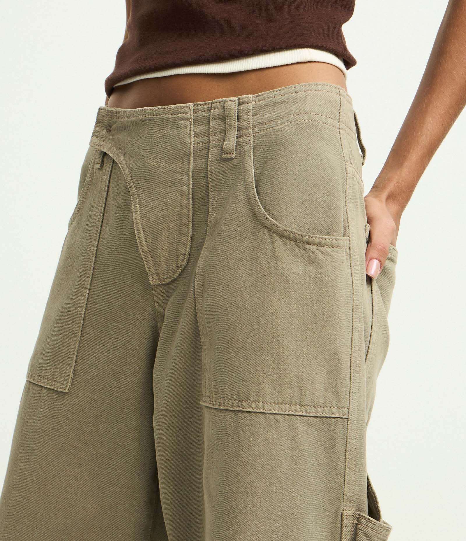 Calça Cargo Reta em Sarja com Cintura Baixa Verde Acinzentado 2