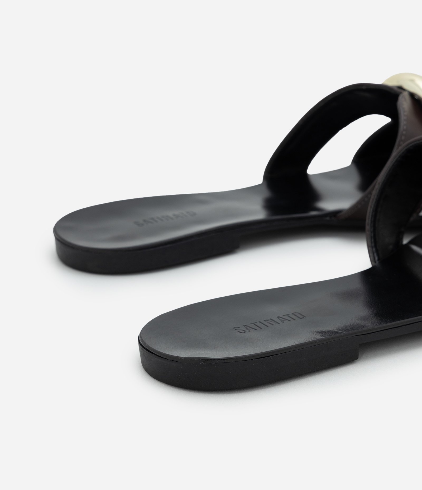 Rasteira Mule em PU com Tiras Largas e Aplicação de Bold Marrom 3