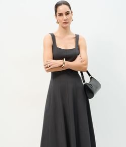 Vestido Evasê Midi em Bengaline com Decote Quadrado e Recortes