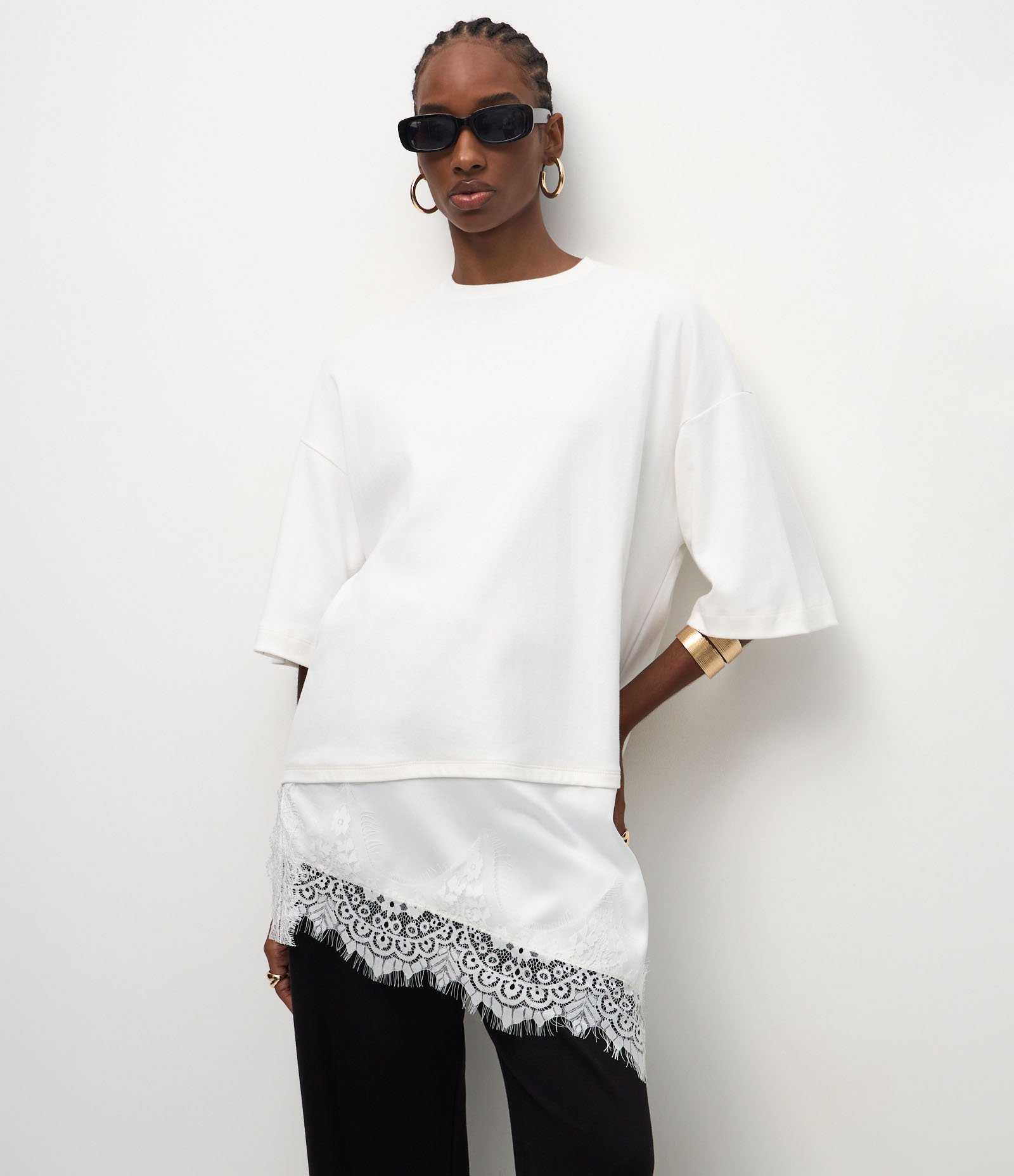 Camiseta Oversized em Algodão com Renda Assimétrica na Barra Branco 2