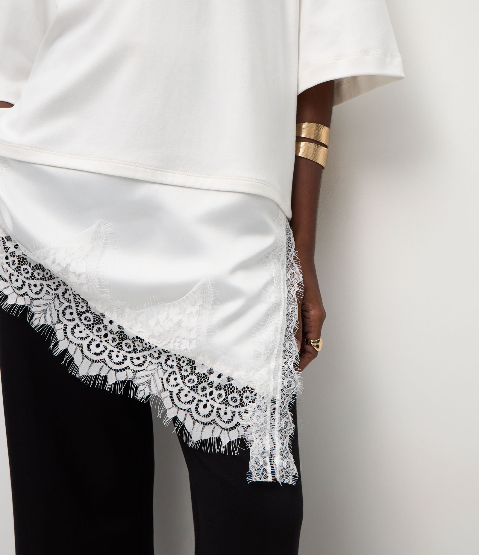 Camiseta Oversized em Algodão com Renda Assimétrica na Barra Branco 4
