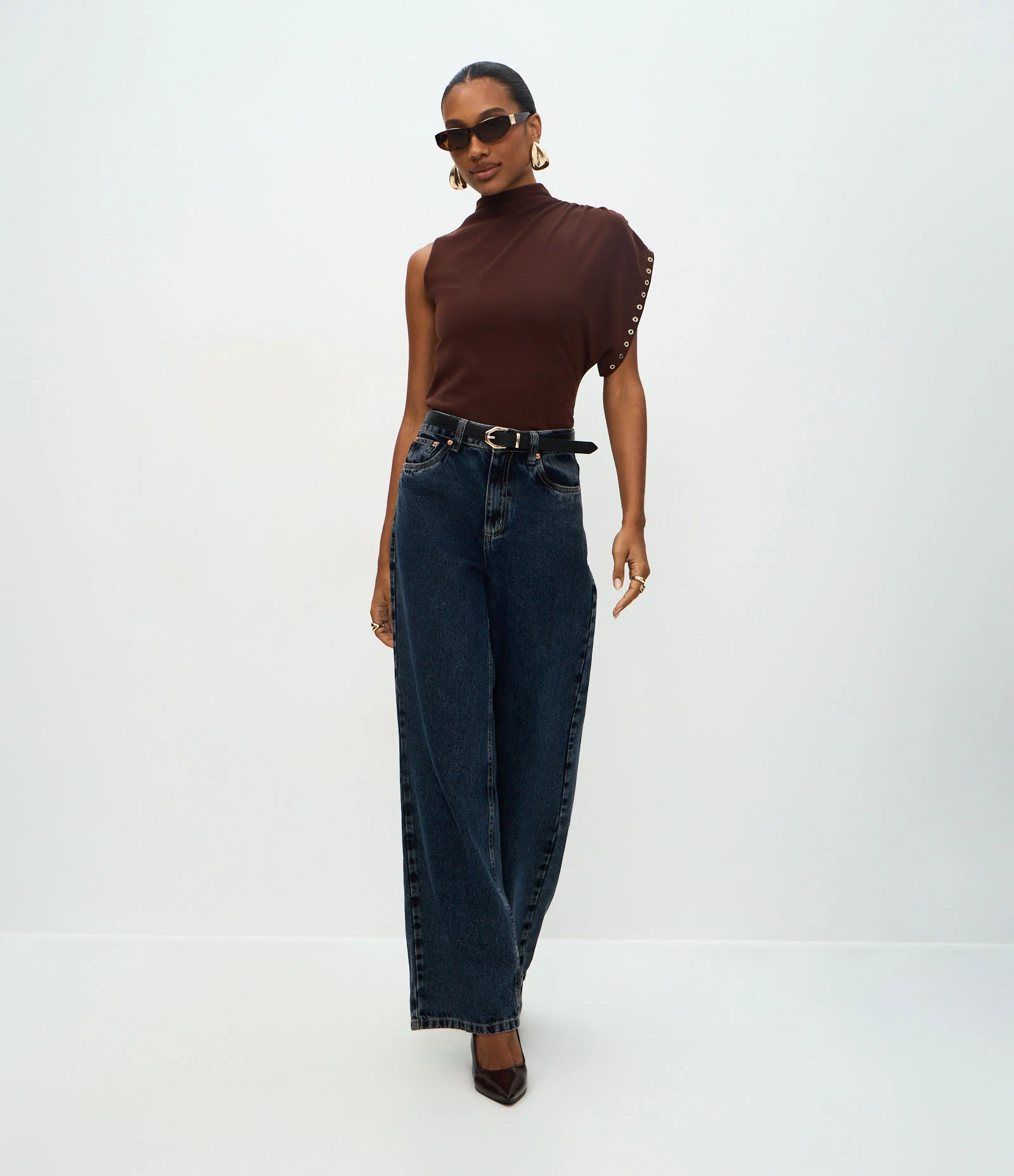 Blusa com Um Ombro Só e Gola Alta Marrom 2