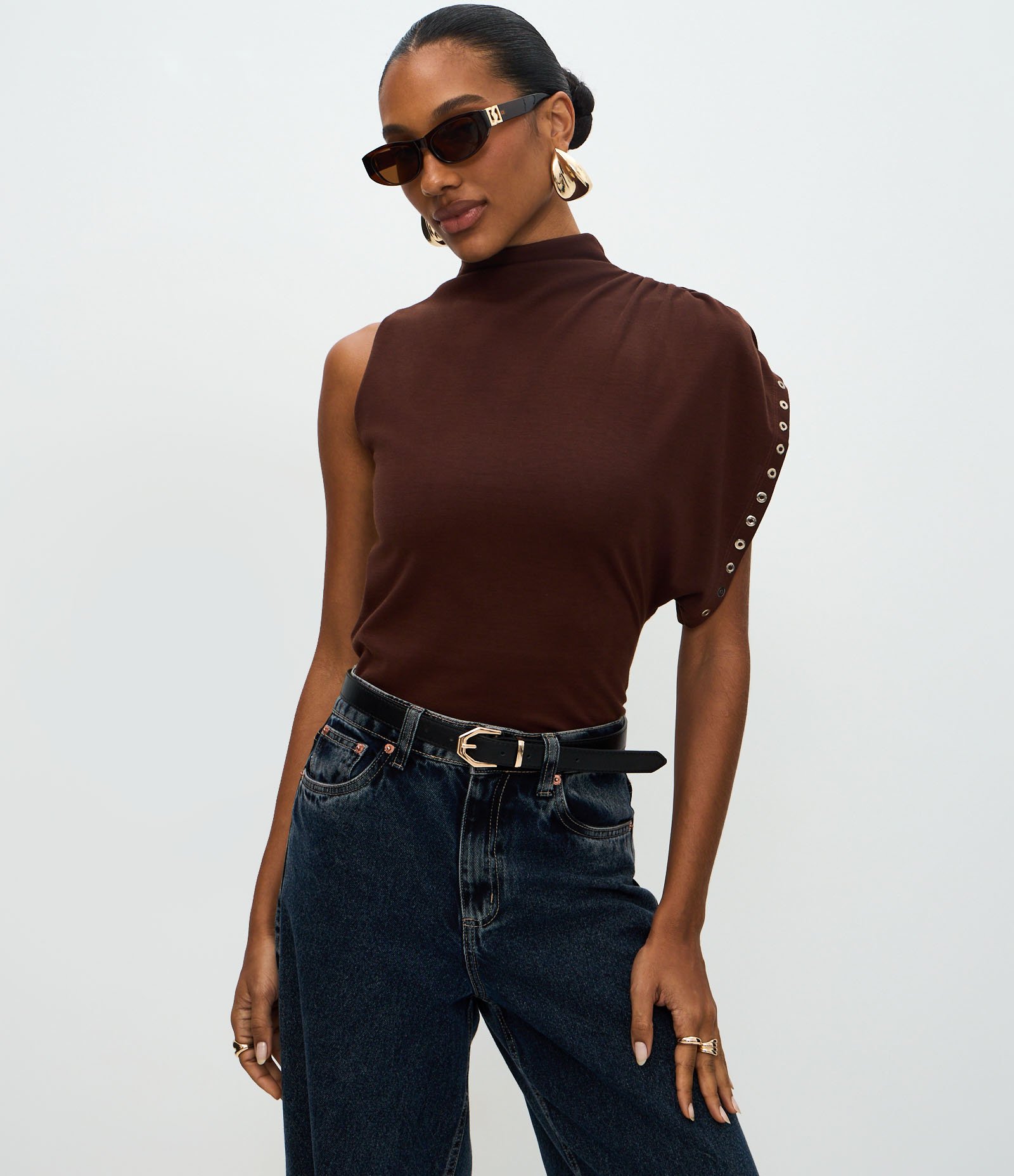 Blusa com Um Ombro Só e Gola Alta Marrom 3