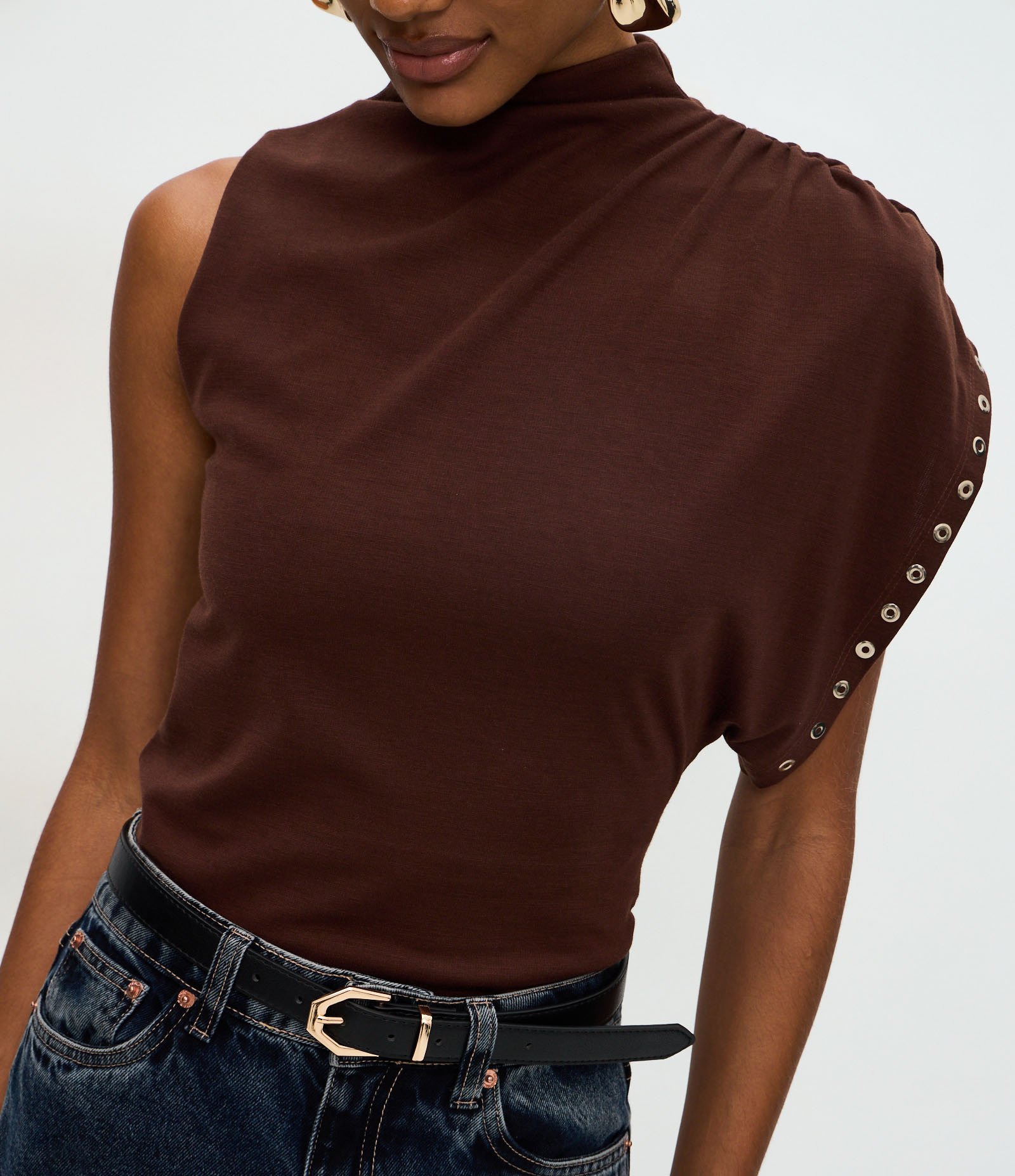 Blusa com Um Ombro Só e Gola Alta Marrom 4
