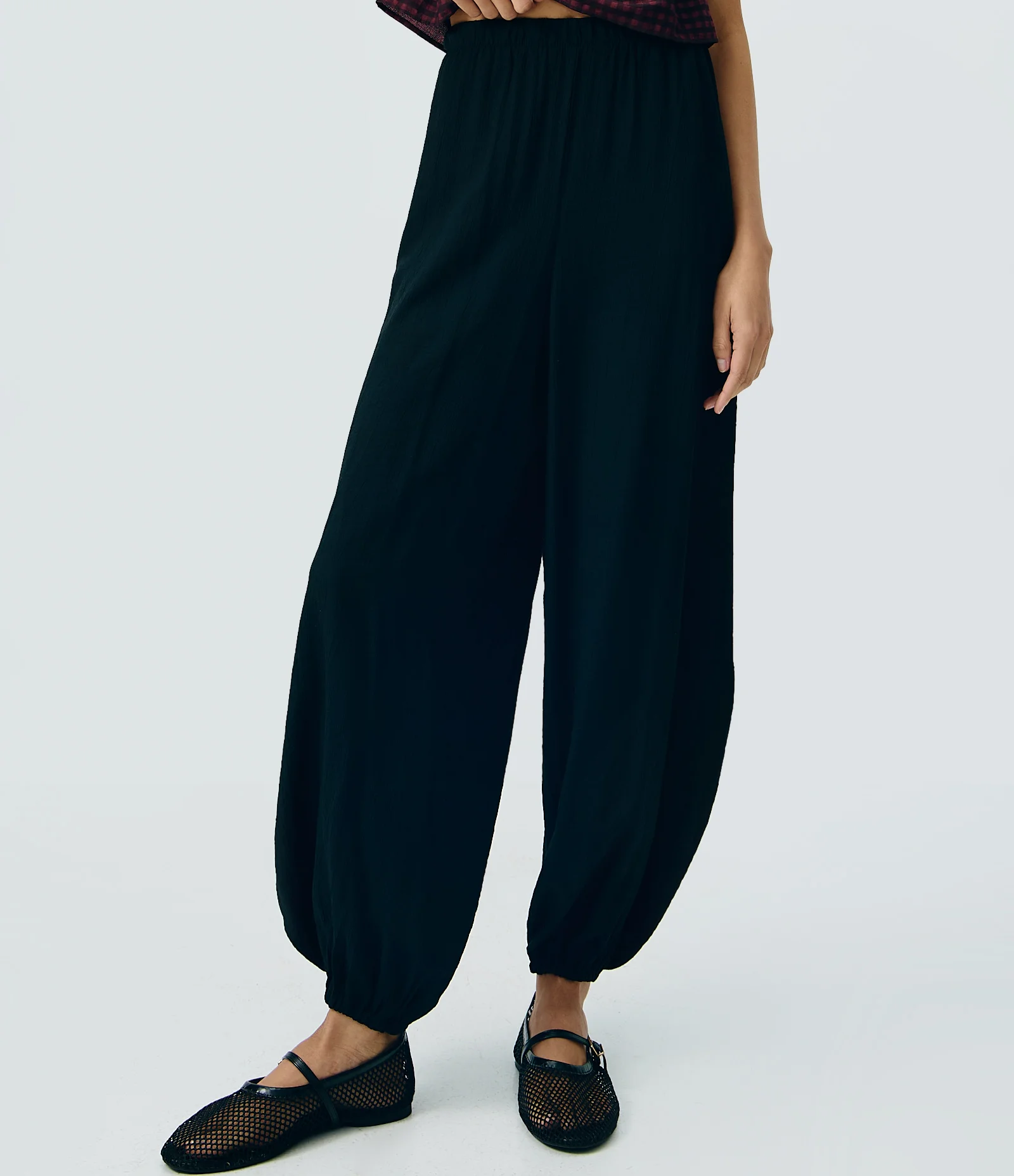 Calça Aladim em Viscose com Cós Elástico Preto 2