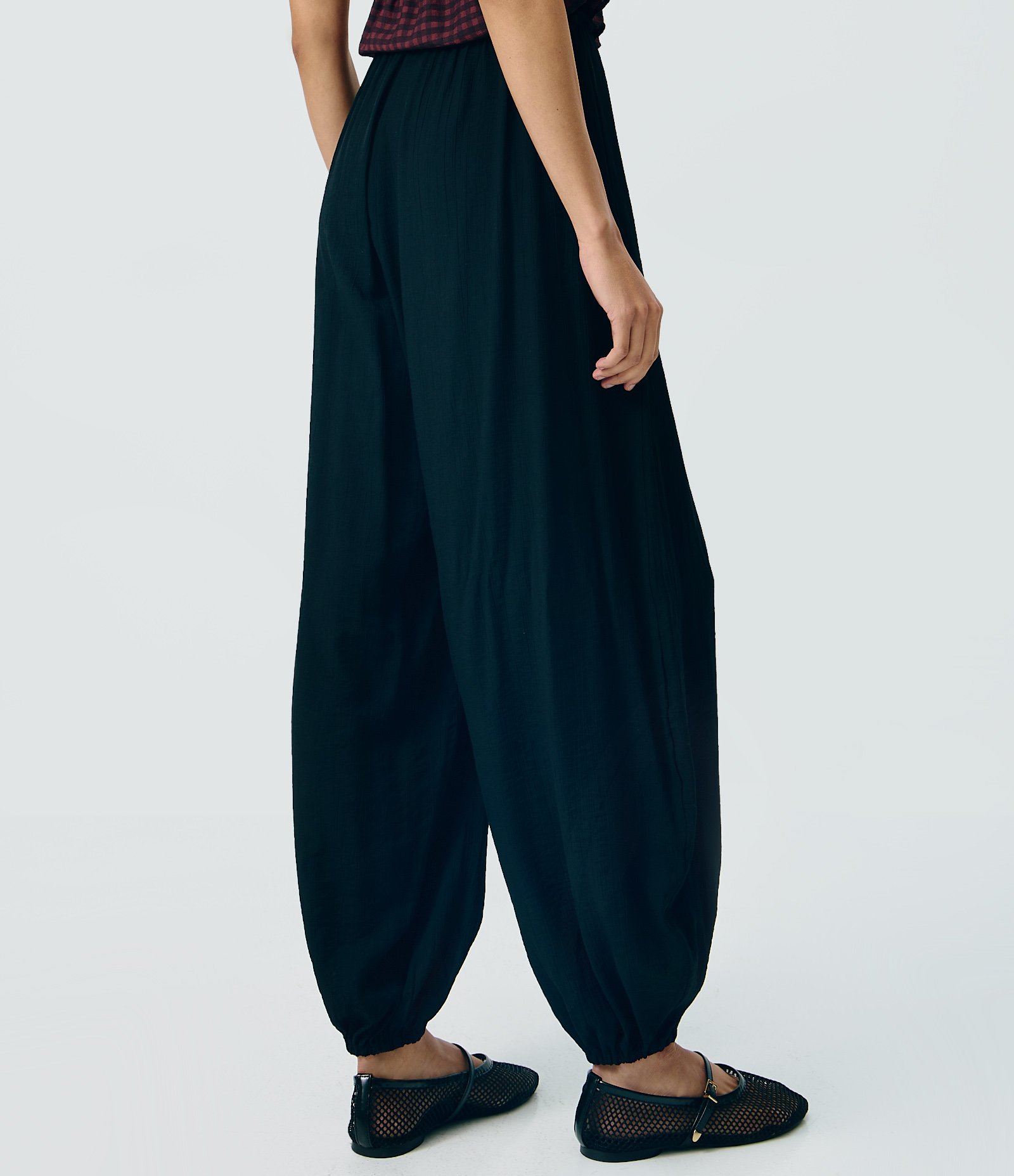 Calça Aladim em Viscose com Cós Elástico Preto 4