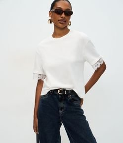 Camiseta em Algodão com Renda Aplicada nas Mangas