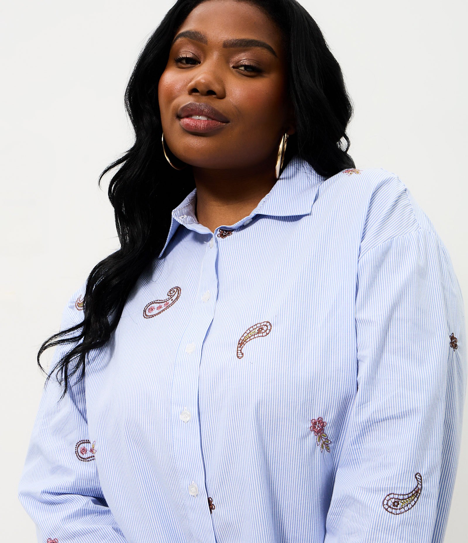 Camisa Tricoline Regular com Paisley Bordado e Listrada Curve & Plus Size Azul 3