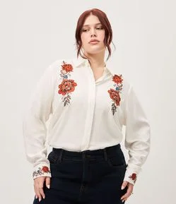 Camisa Regular em Viscolinho com Bordado Floral Curve & Plus Size