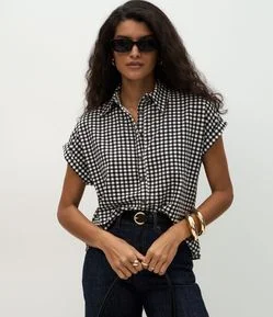 Blusa com Estampa Xadrez e Fechamento por Botões